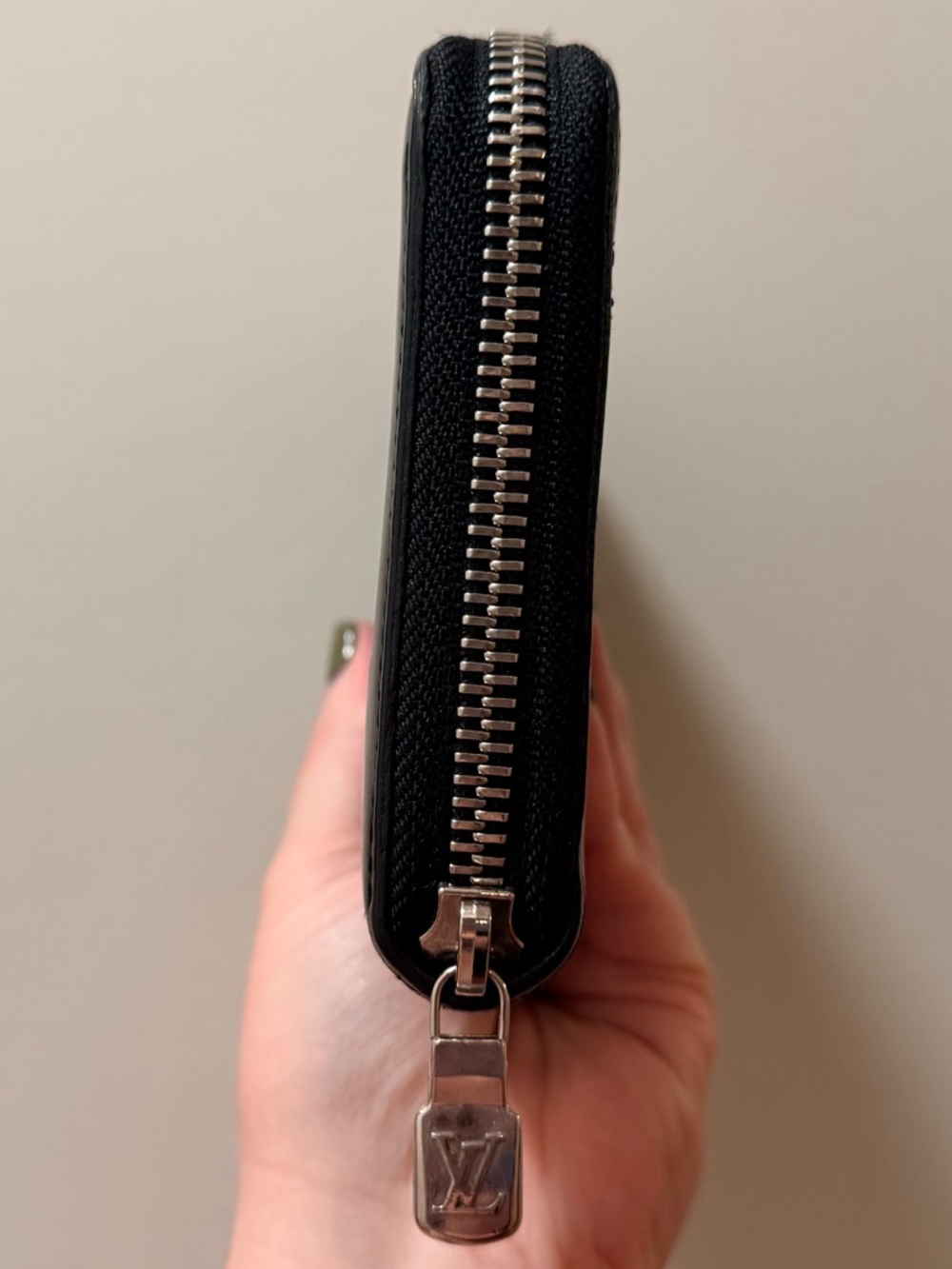 Authentic Louis Vuitton - Black Leather Zippy Wallet - Picture 4 of 10